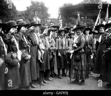 Lady Baden Powell inspiziert die Ehrenwache der Girl Guides im Battersea Park. Stockfoto