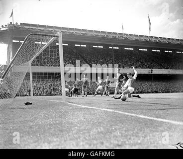 Arsenals Joe Baker (r) erreicht knapp kein Kreuz, beobachtet von Teamkollege George Eastham (vierter r) und Chelsea (l-r) Eddie McCreadie, Peter Bonetti, John Hollins, Ron Harris und Marvin Hinton Stockfoto