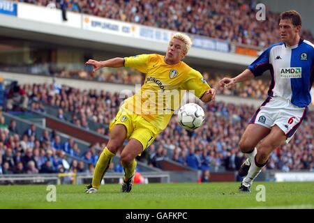 (R-L) Blackburn Rovers' Craig Short schließt Leeds United's Alan Schmidt Stockfoto