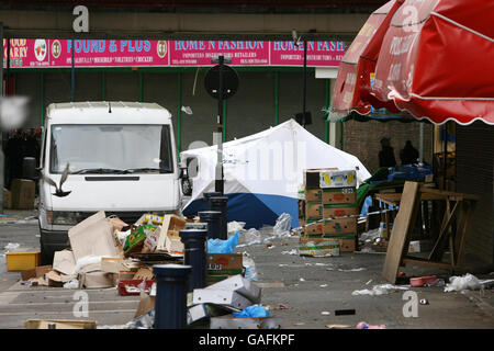 Mörderjagd nach Messerstecherei in Brixton Markt Stockfoto