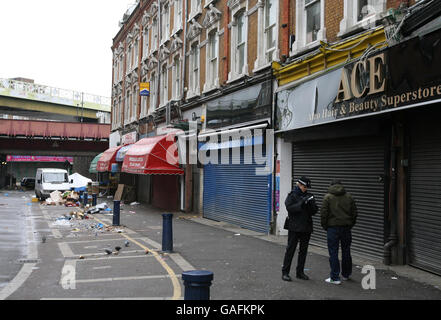 Mörderjagd nach Messerstecherei in Brixton Markt Stockfoto