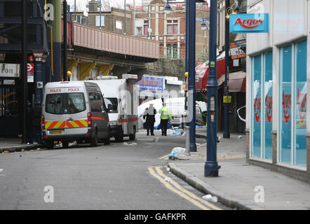 Mörderjagd nach Messerstecherei in Brixton Markt Stockfoto