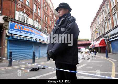 Mörderjagd nach Messerstecherei in Brixton Markt Stockfoto