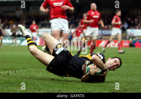 Rugby Union - Heineken Cup - Pool 5 - London Wasps gegen Llanelli Scarletts - Adams Park. David Doherty von Wasps schiebt sich ins Rennen, um beim Heineken Cup-Spiel in Adams Park, High Wycombe, den dritten Versuch zu erzielen. Stockfoto