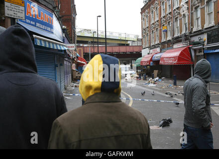 Mörderjagd nach Messerstecherei in Brixton Markt Stockfoto