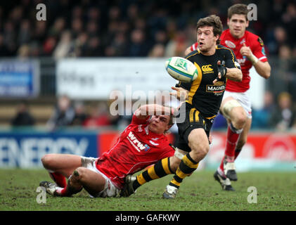 Rugby Union - Heineken Cup - Pool 5 - London Wasps gegen Llanelli Scarletts - Adams Park. Dominis Waldouck von Wasps wird von Llanelli Scarletts Liam Davies während des Heineken Cup-Spiels im Adams Park, High Wycombe, angegangen. Stockfoto