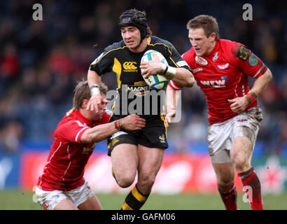 Rugby Union - Heineken Cup - Pool 5 - London Wasps gegen Llanelli Scarletts - Adams Park. Wasps Danny Cipriani wird während des Heineken Cup-Spiels im Adams Park, High Wycombe, von Liam Davies von Llanelli angegangen. Stockfoto