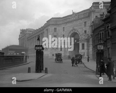 Außenansicht der Waterloo Station. Diese große Londoner Endstation für die Eisenbahn wurde 1848 für die London und South Western Railway eröffnet. Der Haupteingang der Fußgängerzone, der Victory Arch, der im Hintergrund zu sehen ist, dient als Denkmal für Mitarbeiter der Firma, die während des Ersten Weltkriegs getötet wurden. Stockfoto