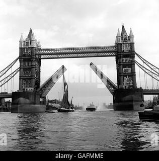 Transport - öffnet die Tower Bridge für Hovercraft und Segelboot Stockfoto