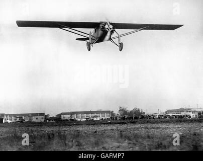 Kapitän Charles Lindberghs speziell angefertigtes Flugzeug 'Spirit of St Louis' im Flug während des Überflugs des Croydon Airport nach Southampton nach seinem Rekord-Nonstop-Flug von New York nach Paris. Stockfoto