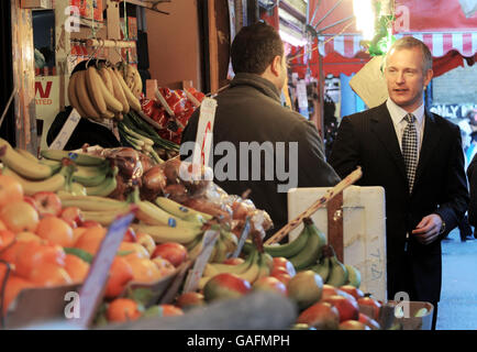 Liberal-demokratischer Kandidat für London Bürgermeister Brian Paddick schaut heute auf dem Brixton Market in London vorbei, während er auf den Wahlkampfweg geht. Stockfoto