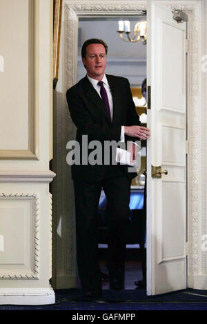 Der konservative Führer David Cameron kommt zu seiner monatlichen Pressekonferenz im St. Stephens Club in London. Stockfoto