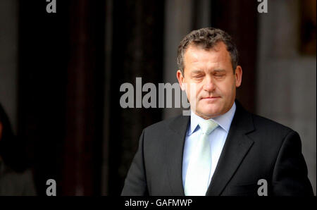 Paul Burrell, der ehemalige Butler von Diana, Prinzessin von Wales posiert heute für die Medien vor dem High Court im Zentrum von London. Stockfoto