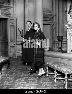 Die britische Schauspielerin Gladys Cooper und der englische Shakespeare-Schauspieler Henry Hinchliffe Ainley auf der Bühne des Adelphi Theatre, wo sie gemeinsam in einer Wiederbelebung von 'Iris' auftreten werden. Stockfoto