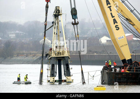 Der Gipfel des Flying Phantom Schlepper ist sichtbar, da der Barge GPS Atlas, der 400 Tonnen heben kann, seinen Bergungsbetrieb auf dem Fluss Clyde fortsetzt. Der Schlepper der Flying Phantom sank und forderte das Leben von drei Besatzungsleuten. Stockfoto