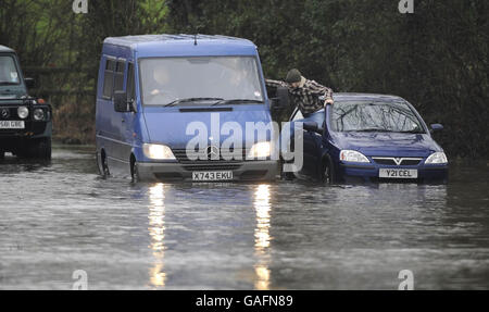 Ein Fahrer wird gerettet, nachdem sein Auto heute in der Nähe von Naburn bei York in aufsteigendem Flutwasser gefangen war, da der Flussspiegel in der Region nach starken Regenfällen weiter ansteigt. Stockfoto