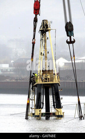 Der Gipfel des Flying Phantom Schlepper ist sichtbar, da der Barge GPS Atlas, der 400 Tonnen heben kann, seinen Bergungsbetrieb auf dem Fluss Clyde fortsetzt. Der Schlepper der Flying Phantom sank und forderte das Leben von drei Besatzungsleuten. Stockfoto