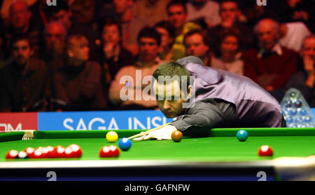 Stephen Maguire im Einsatz gegen Mark Selby AT während der SAGA Insurance Masters in der Wembley Arena, London. Stockfoto