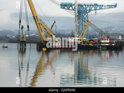 Die Spitze des Flying Phantom Tug ist sichtbar, wie die Barge, GPS Atlas, die in der Lage ist, heben 400 Tonnen setzt seinen Bergungsbetrieb auf dem Fluss Clyde. Das Flying Phantom sank und forderte das Leben von drei Besatzungsleuten. Stockfoto