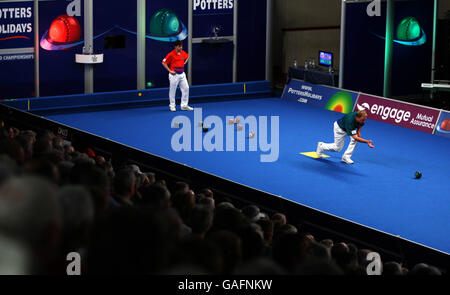 Bowls - The Potters Holidays World Indoor Bowls Championships 2008 - Potters Leisure Resort. Terry Johnson im Kampf gegen den englischen Ian Bond Stockfoto
