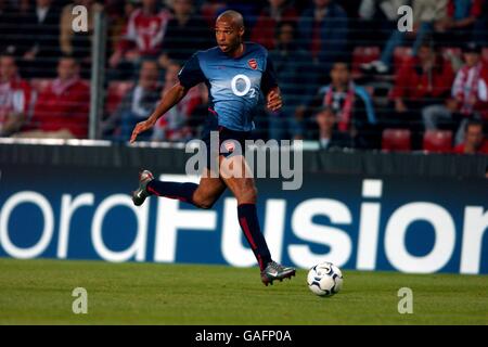 Fußball - UEFA Champions League - Gruppe A - PSV Eindhoven / Arsenal. Thierry Henry von Arsenal in Aktion Stockfoto