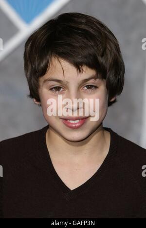 Jake Austin kommt bei der Premiere für den neuen Film Hannah Montana und Miley Cyrus:Best of Both Worlds Concert im El Capitan Theatre, Los Angeles. Stockfoto