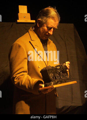 Der Prinz Charles erhält ein Geschenk während eines Besuchs zur Eröffnung des Barony 'A' Frame-Projekts in der Nähe von Auchinleck, East Ayrshire. Der Barony 'A' Rahmen ist das Denkmal auf dem Gelände der ehemaligen Kolonie bei Auchinleck. Stockfoto