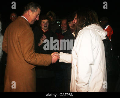 Der Prinz Charles trifft sich mit Mitgliedern der Öffentlichkeit während eines Besuches, um das Projekt Barony 'A' Frame in der Nähe von Auchinleck, East Ayrshire, zu eröffnen. Der Barony 'A' Rahmen ist das Denkmal auf dem Gelände der ehemaligen Kolonie bei Auchinleck. Stockfoto