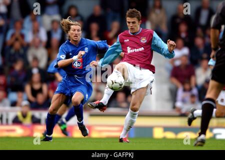 Fußball - FA Barclaycard Premiership - West Ham United / Birmingham City. Robbie Savage von Birmingham City jagt Michael Carrick von West Ham United Stockfoto