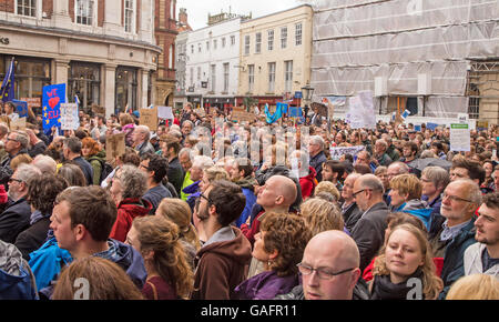 Über 1000 Unterstützer von Großbritannien in Europa durch York am 2. Juli 2016 zogen. Hier hören sie Lautsprecher in St Helens Sq Stockfoto