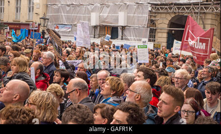 Über 1000 Unterstützer von Großbritannien in Europa durch York am 2. Juli 2016 zogen. Hier hören sie Lautsprecher in St Helens Sq Stockfoto