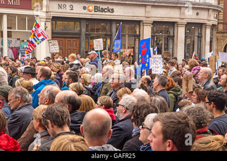 Über 1000 Unterstützer von Großbritannien in Europa durch York am 2. Juli 2016 zogen. Hier hören sie Lautsprecher in St Helens Sq Stockfoto