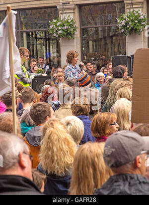 Über 1000 Unterstützer von Großbritannien in Europa durch York am 2. Juli 2016 zogen. Hier hören sie Lautsprecher in St Helens Sq Stockfoto