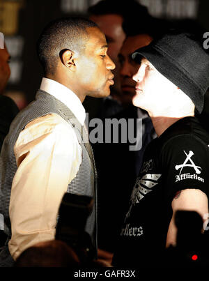 Ricky Hatton und Floyd Mayweather sehen sich während einer Pressekonferenz im Media Center, MGM Grand, Las Vegas, USA, gegenüber. Stockfoto