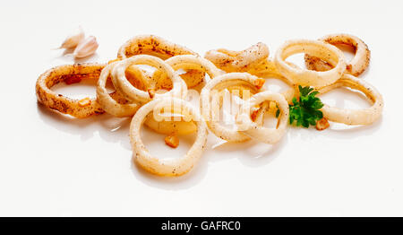 Bild der leckeren Tintenfisch gebraten in Knoblauch Etikettendesign zuweisen Stockfoto