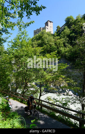 Landeck Landeck Castel, Fluss Inn, Radfahrer Austria Tirol Tyrol Stockfoto