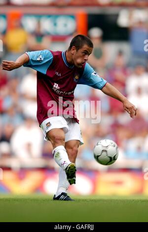 Fußball - FA Barclaycard Premiership - West Ham United / Arsenal. Joe Cole von West Ham United kontrolliert den Ball Stockfoto