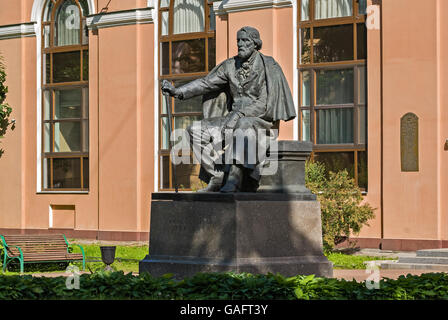 Der berühmte russische Schriftsteller Ivan Sergeyevich Turgenev auf Manege-Platz in Sankt-Petersburg-Denkmal. Stockfoto