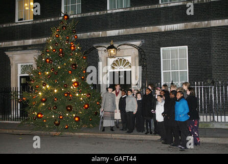 Sarah Brown, die Frau von Premierminister Gordon Brown, hilft mit Hilfe von Kindern der Stoke Newington School und Vertretern der Wohltätigkeitsorganisation Booktrust, außerhalb der Downing Street 10 im Zentrum von London, die Lichter ihres Weihnachtsbaums einzuschalten. Stockfoto