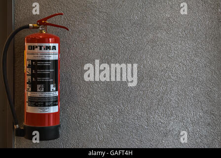 Roten Feuerlöscher an der Wand im Inneren ein shopping Komplex in der Stadt Lappeenranta, Finnland. Stockfoto