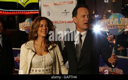 Rita Wilson und Tom Hanks kommen zur Premiere von Charlie Wilsons war im CityWalk Cinema in Universal City, Los Angeles. Stockfoto