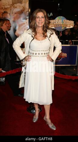 Rita Wilson kommt zur Premiere von Charlie Wilsons war im CityWalk Cinema in Universal City, Los Angeles. Stockfoto