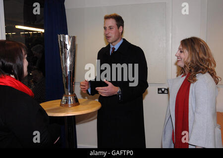 Der britische Prinz William trifft mit dem Prince William Cup in der Halbzeit beim ersten Prince William Cup-Spiel im Millennium Stadium, Cardiff, auf die gemeinsamen Designer und Macher des Pokals, Nicola Palterman (links) und Mari Thomas. Stockfoto