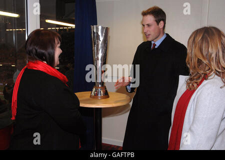 Der britische Prinz William trifft mit dem Prince William Cup in der Halbzeit beim ersten Prince William Cup-Spiel im Millennium Stadium, Cardiff, auf die gemeinsamen Designer und Macher des Pokals, Nicola Palterman (links) und Mari Thomas. Stockfoto