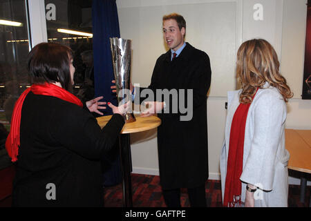 Der britische Prinz William trifft mit dem Prince William Cup in der Halbzeit beim ersten Prince William Cup-Spiel im Millennium Stadium, Cardiff, auf die gemeinsamen Designer und Macher des Pokals, Nicola Palterman (links) und Mari Thomas. Stockfoto