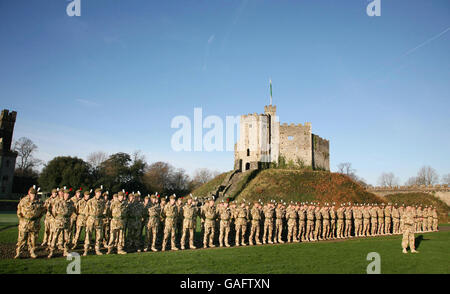 Einige der 450 Soldaten, die mit dem 2. Bataillon des Royal Welsh vor Cardiff Castle vor der Parade durch die Stadt Cardiff dienen, um ihre Rückkehr von ihrer sechsmonatigen Dienstreise im Irak zu markieren. Stockfoto