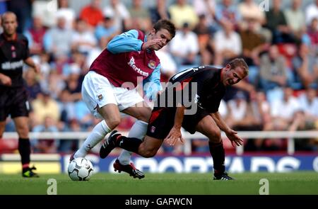 l-r; Michael Carrick von West Ham United kämpft mit John Robinson von Charlton Athletic um den Ballbesitz Stockfoto