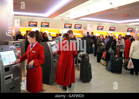 Der neue Check-in-Bereich Virgin Atlantic, der heute von den Spice Girls am Flughafen Heathrow eröffnet wurde. Stockfoto