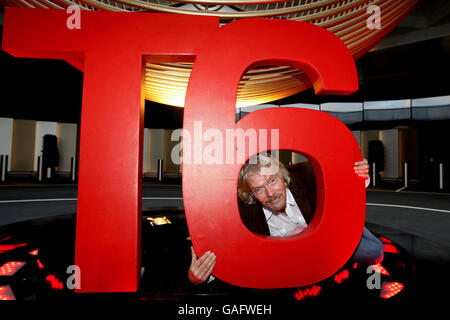 Sir Richard Branson eröffnet den neuen Virgin Atlantic Upper Class Wing am Flughafen Heathrow. Stockfoto