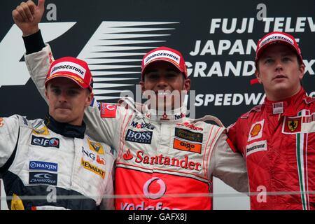 (L bis R): Heikki Kovalainen (FIN) Renault, Lewis Hamilton (GBR) McLaren und Kimi Räikkönen (FIN) Ferrari auf dem Podium. Formel-1-Weltmeisterschaft, Rd15, Großer Preis Von Japan, Renntag, Fuji Speedway, Fuji, Japan Stockfoto